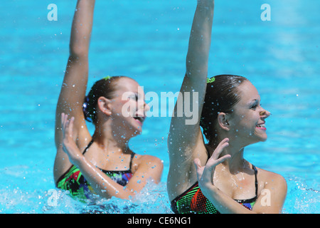 I nuotatori sincronizzati di eseguire in piscina Foto Stock