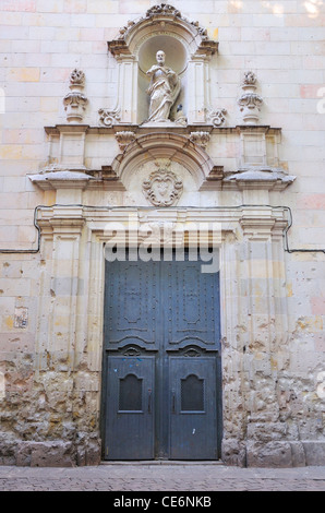 Barcellona, Spagna. Plaça de Sant Felip Neri. Porta della chiesa: Sant Filip Neri; danni causati da una bomba che cade durante la guerra civile Foto Stock