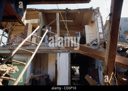 Il crollo dell'edificio distrutto rotto nel monsone ; Mumbai Bombay ; Maharashtra ; India Foto Stock