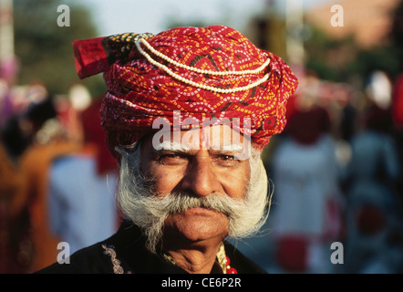 Rajasthani vecchio uomo grande tie and dye turbante grandi baffi bianchi Jaipur India Signor#710 Foto Stock