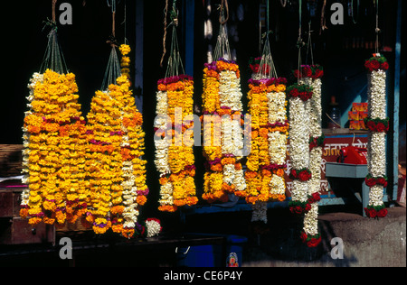 Tagete ghirlande di giallo arancione fiori Mandai ; ; ; Pune Maharashtra ; India Foto Stock