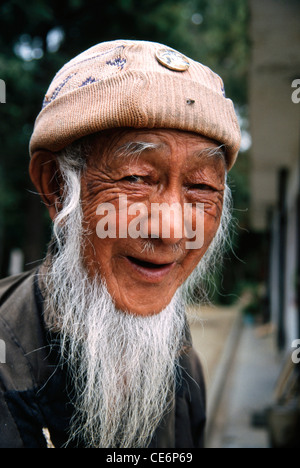 Il Tibetano vecchio uomo nel cappuccio con barba bianca ; Bir ; Himachal Pradesh ; India Foto Stock