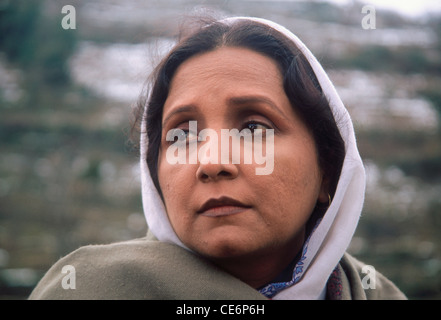 Ritratto indiano anziano donna anziana con sari bianchi che coprono la testa ; India ; Asia ; MR#542 donna asiatica Foto Stock