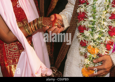 Sposa e lo sposo tenendo le mani in Indian matrimonio cerimonia rituale di nozze India Signor Foto Stock