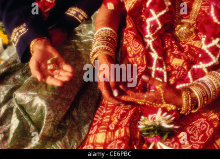 Sposa e lo sposo in Indian matrimonio cerimonia rituale di nozze India Signor Foto Stock