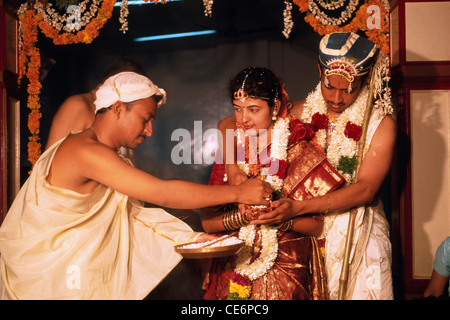 Cerimonia matrimoniale Udupi Madhwa Brahmin ; Karnataka ; India ; India ; Asia ; Asian ; MR#777A ; dpa 87427 maa Foto Stock