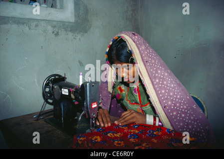 Donna indiana a lavorare sulla macchina per cucire ; india Foto Stock