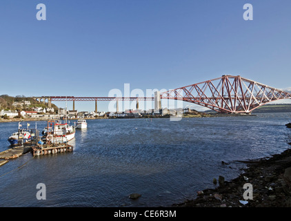 Dipinto recentemente Ponte di Forth Rail che collega il nord e il Sud Queensferry con Scotrail Turbostar DMU. Foto Stock