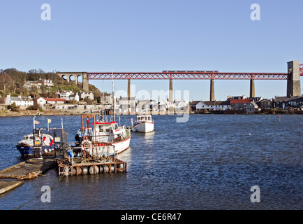 Dipinto recentemente Ponte di Forth Rail che collega il nord e il Sud Queensferry con Scotrail Turbostar DMU. Foto Stock