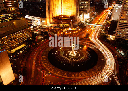 Vista serale di Hotel Indonesia rotonda, Monumento di Benvenuto lungo Jalan Thamrin, Giacarta Foto Stock