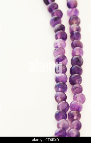 Ametista Japa Mala i grani di preghiera su sfondo bianco Foto Stock
