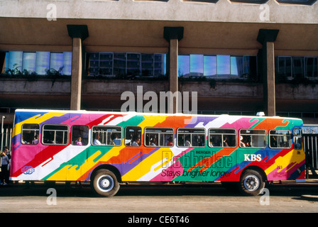 Colorato robbialac KBS bus dipinte di Nairobi Kenya africa Foto Stock