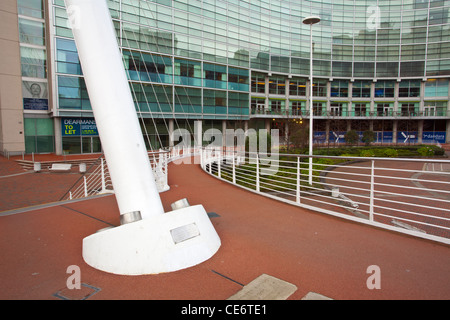 Inghilterra, Greater Manchester, Manchester. La trinità bridge spanning sulle sponde del fiume Irwell vicino al Lowry Hotel. Foto Stock