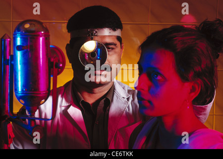 ENT medico ; specialista di gola del naso dell'orecchio medico di controllo paziente ; india ; asia Foto Stock