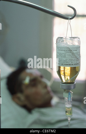 HMA 85159 : gocciolare essendo somministrata al paziente nella sezione ICU in ospedale jabalpur Madhya Pradesh india Foto Stock