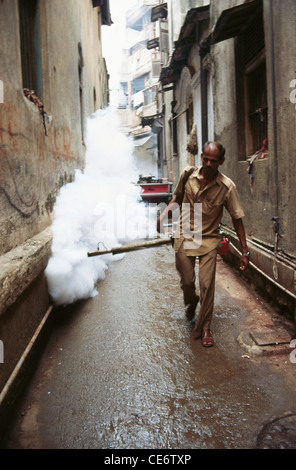 Nebbia malaria dengue prevenzione di controllo delle zanzare Dharavi baraccopoli Bombay Mumbai Maharashtra India Asia indiana asiatico Foto Stock