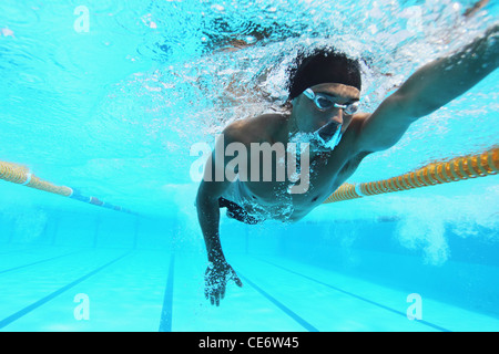 Uomo di nuoto in piscina, Subacquea Foto Stock