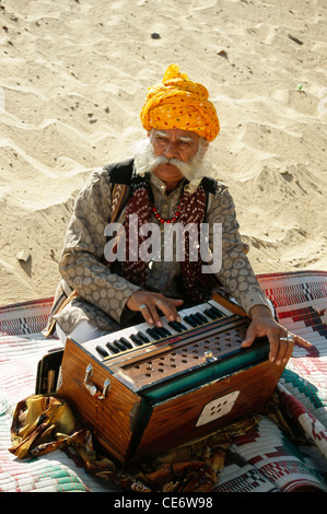 BDR 83350 : rajasthani indiano vecchio uomo di musica folk per suonare uno strumento musicale harmonium jaipur rajasthan india signor#657 Foto Stock