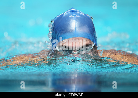 Giovane uomo nuoto, Close-Up Foto Stock