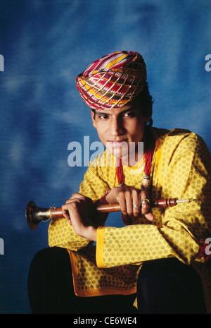 BDR 83387 : ritratto di Rajasthani indiano di musica folk in posa con vento strumento musicale shehnai rajasthan india signor#657A Foto Stock