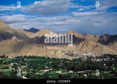 SOM 86021 : leh città nella valle circondata da montagne brulle ladakh Jammu e Kashmir India Foto Stock