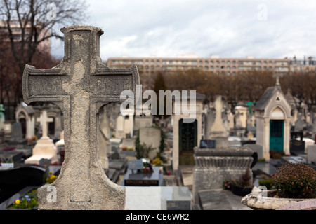 Croce di pietra nel cimitero di Montparnasse, Parigi Foto Stock