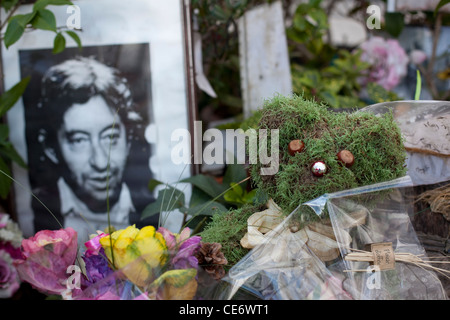 Il leggendario cantante francese Serge Gainsbourg la sua tomba nel cimitero di Montparnasse, Parigi. Foto Stock