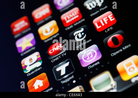 Muenster, Germania, gennaio 26, 2012: Immagine di iphone touch screen. Il display mostra una raccolta di utili applicazioni con rosso e pu Foto Stock