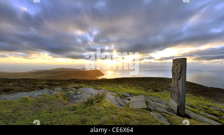 Panorama - il sud dell'Isola di Man con croce celtica in primo piano Foto Stock