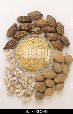 Polvere di Triphala, Amla Baheda Harada ; medicina a base di erbe ayurvediche ; Amalaki, Bibhitaki, Haritaki dpa 83585 hma Foto Stock