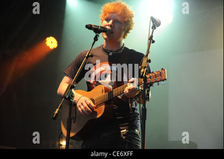 Fotografia di ed Sheeran esecuzione dal vivo sul palco a Brighton Shakedown 2011 Foto Stock