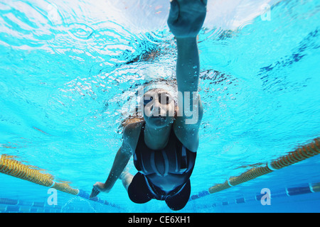 Donna di nuoto in piscina, Subacquea Foto Stock