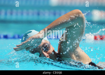 Donna di nuoto in piscina, Subacquea Foto Stock