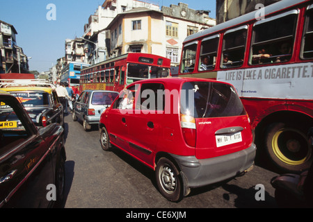 RSC 85471 : traffico di automobili Auto taxi bus taxi autobus sulle strade di Bombay Mumbai India Maharashtra Foto Stock