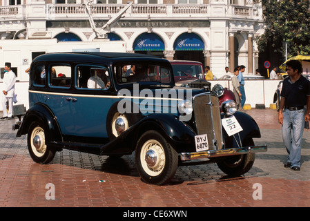 Antica classic vintage Austin auto di fronte all esercito e della marina building westside kala ghoda bombay Mumbai India Maharashtra Foto Stock