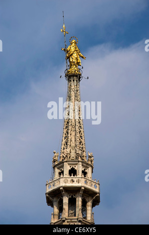 Statua della madonnina sulla cima del duomo di Milano, Italia Foto Stock