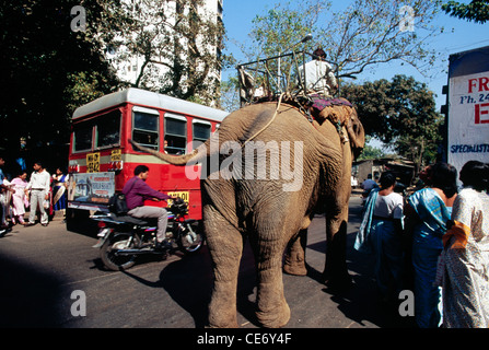 RSC 85533 : indian street scene caos traffico bus persone bike elephant dadar bombay Mumbai India Maharashtra Foto Stock