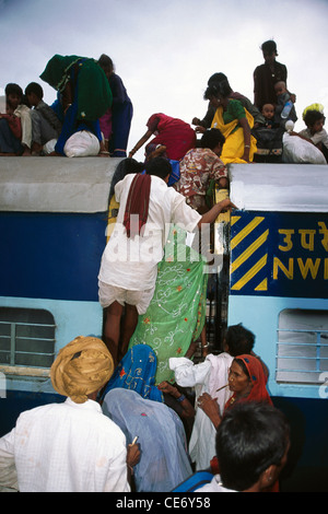 Popolo Indiano uomini donne salendo sulla sommità del treno ; jodhpur ; rajasthan ; india - shi 85557 Foto Stock