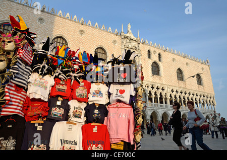 I turisti e i negozi di souvenir su Piazza San Marco da Palazzo dei Dogi di Venezia, Italia Foto Stock