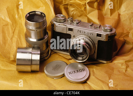 AAD 83949 : antica 35 mm telemetro Nikon fotocamera Nikkor teleobiettivo grandangolare cap Foto Stock