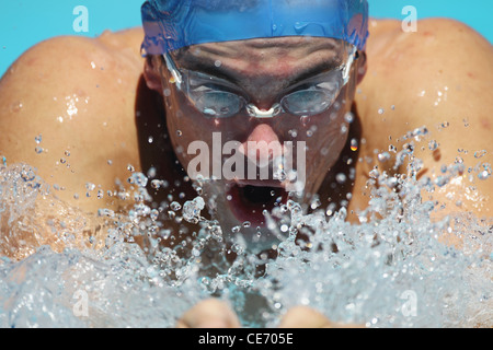 Giovane uomo nuoto a rana, Primo Piano Foto Stock