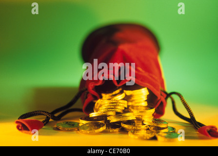 NVM 83916 : monete d oro in uscita di denaro borsa denaro nella borsa custodia denaro Foto Stock