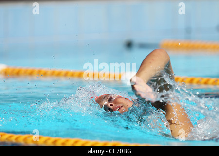 Giovane uomo di nuoto in piscina Foto Stock