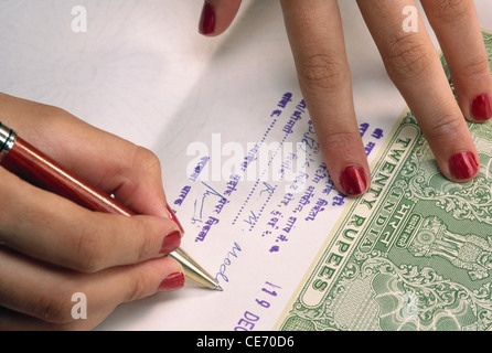 RMM 83906 : donna indiana di firma venti rupie carta Timbro documento legale India Foto Stock