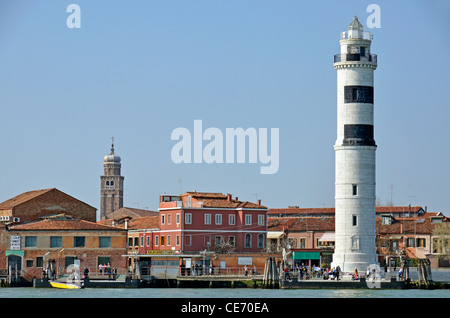 Isola di Murano faro, San Pietro Martire chiesa in background, Venezia, Italia Foto Stock