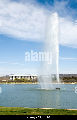 Il Captain Cook Memorial getto d'acqua, il Lago Burley Griffin, Canberra, Australia Foto Stock