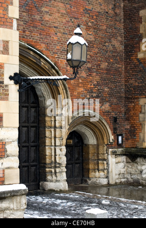 Un lampione all'entrata di Morton's Tower, Lambeth Palace a Londra, Inghilterra Foto Stock