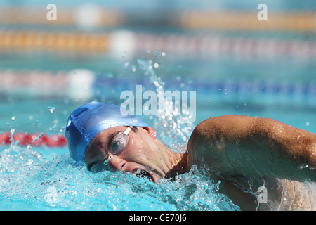 Giovane uomo di nuoto in piscina Foto Stock