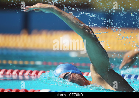 Giovane uomo di nuoto in piscina Foto Stock