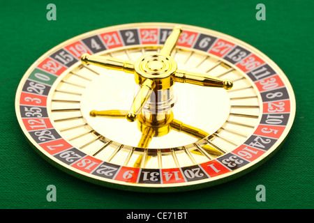 Bella roulette oro su sfondo verde. Foto Stock